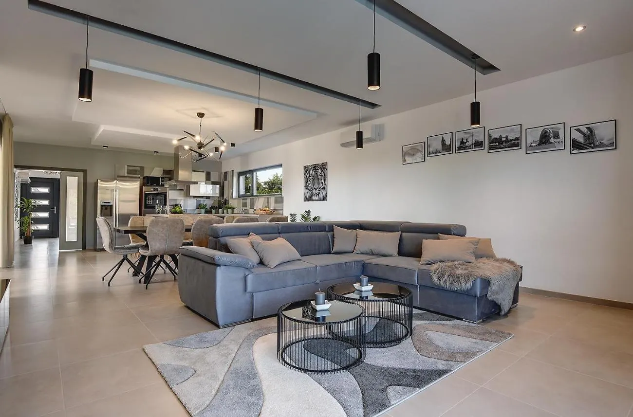 Villa Ula In Pula With Heated Pool And Sauna 克罗地亚